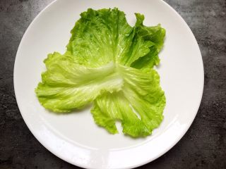 10、黑酱油+鸡肉酱肉丝,将生菜摆盘。