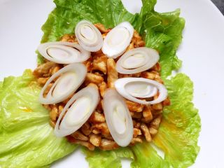 12、黑酱油+鸡肉酱肉丝,摆上大葱头。