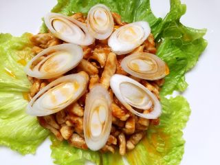 13、黑酱油+鸡肉酱肉丝,将锅里盛的油淋入大葱头上。