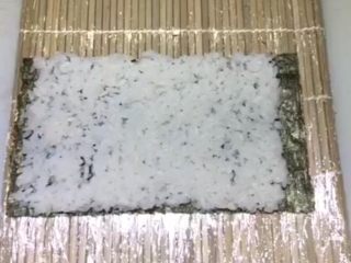 1、四喜寿司卷,紫菜上铺好寿司饭