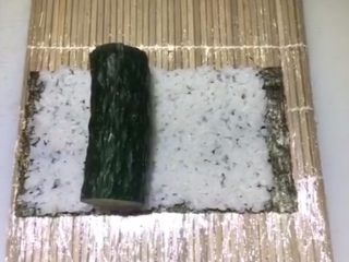 2、四喜寿司卷,放入一整根黄瓜     建议放细一点的黄瓜，太粗了紫菜包不完
