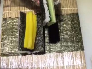 5、四喜寿司卷,背靠背放着   中间放萝卜条   不喜欢吃萝卜条的也可以加其他的