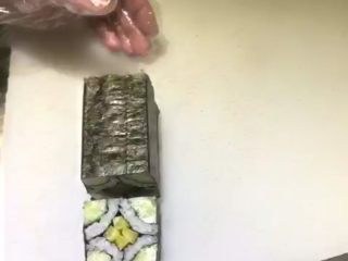 7、四喜寿司卷,卷上切开    四喜卷就做好了