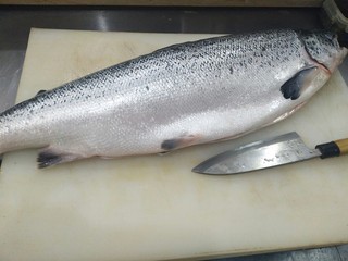 1、三文鱼刺身,冰鲜三文鱼洗净，