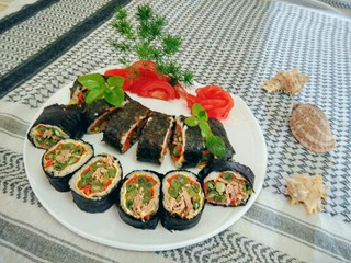 1、金枪鱼饭卷,先来一张成品图，秀一秀这道美食。