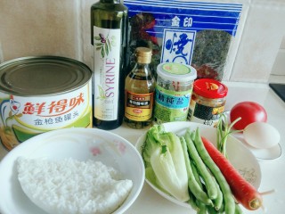 2、金枪鱼饭卷,所需食材如上，将蔬菜清洗干净备用。