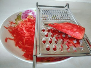 3、金枪鱼饭卷,胡萝卜去皮，用搽丝板搽成丝。