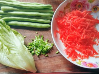 4、金枪鱼饭卷,香葱切碎，四季豆掐去两头、撕去筋。