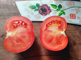 5、金枪鱼饭卷,蕃茄用于装饰盘子，随自己的喜好。我是将蕃茄切两半后，取一半做一朵玫瑰花。