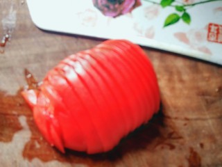 6、金枪鱼饭卷,将蕃茄切面向下，切成均匀的片，