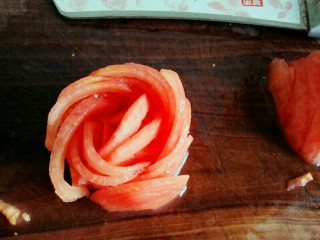 8、金枪鱼饭卷,卷成一个卷，就成了一朵玫瑰花。