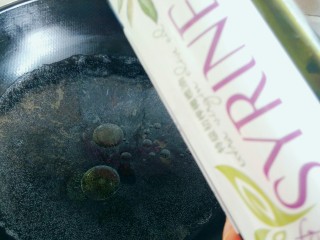 9、金枪鱼饭卷,锅内加水烧开，加入2克盐、3克橄榄油。