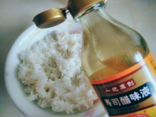 10、金枪鱼饭卷,将剩米饭放微波炉，微波加热1分钟，加入3克寿司醋拌匀。