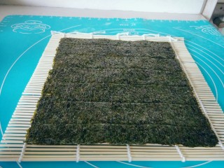 11、金枪鱼饭卷,取一张紫菜，放寿司帘上。