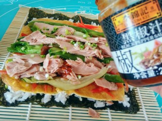 17、金枪鱼饭卷,喜欢黑椒汁的，再加一点黑椒汁。