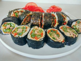 19、金枪鱼饭卷,随个人的喜好，摆盘造型。