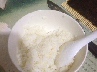 1、肉松寿司,将蒸熟的米饭放置温热，根据自己的口味放少许醋在米饭中，搅拌均匀！