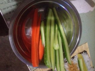 2、肉松寿司,将黄瓜、胡萝卜切条备用！