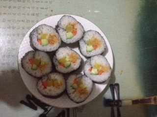 4、肉松寿司,慢慢卷起并拉紧！用刀均匀切开，装盘即可食用！