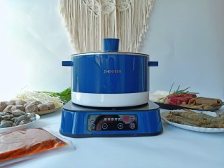 2、部队火锅,选择家人喜欢的配菜了了好多,丸子、毛肚、对虾、花蛤、牛肉等……