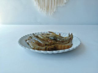 4、部队火锅,对虾剪去虾抢并挑出虾肠。