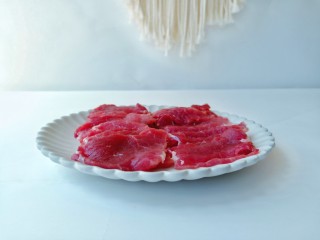 5、部队火锅,牛肉可以提前放冷冻室冷冻半小时,切薄片比较容易点。