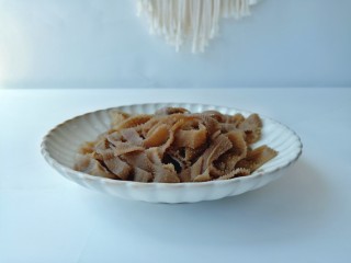 6、部队火锅,毛肚清洗干净切丝备用。