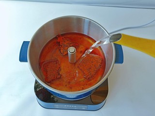 7、部队火锅,火锅加入火锅底料与适量的清水。