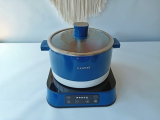 8、部队火锅,盖上盖子加热。