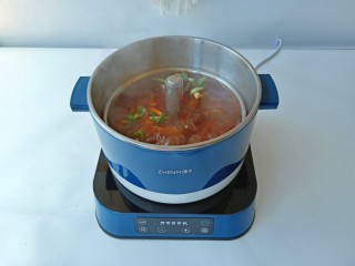 9、部队火锅,一会功夫就煮开了,超级快的,加入豆腐、豆干、葱结先煮制豆腐变胖胖【豆腐多煮一会,吃的时候一咬里面蜂窝状特别地好吃】