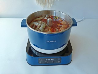 11、部队火锅,丸子煮的差不多加牛肉与对虾。