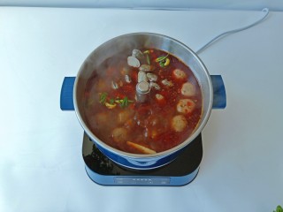 10、部队火锅,再加入牛肉丸子,丸子要煮的久一点才好吃。