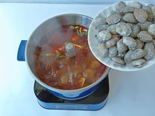 12、部队火锅,最后加花蛤一起煮。