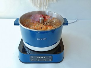 13、部队火锅,咕嘟咕嘟冒泡,火锅的香味都飘满整个厨房。