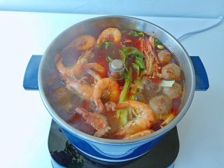 14、部队火锅,最后下点面条、毛肚与小青菜。