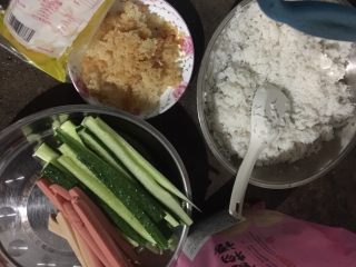 1、小米寿司,准备好材料