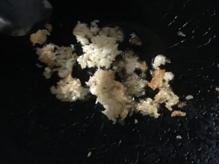 2、小米寿司,装一点煮好的饭放在锅里油炸。