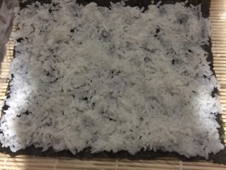 7、小米寿司,铺上寿司饭