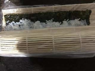 11、小米寿司,铺好之后卷起来