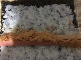 9、小米寿司,放食材,肉松建议捏紧,会好卷一点