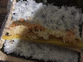 10、小米寿司,所有食材铺好,当然,小米寿司,千万不要忘了放炸好的米饭。不然就没有卡蹦脆了。