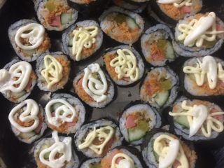 14、小米寿司,切完我们的卡蹦脆小米寿司就做好了。