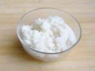 2、玫瑰丝饭,把糯米用水浸泡12到24小时。糯米加适量牛奶和水，上锅蒸熟，晾凉，然后用勺轻捣，使之变粘了。