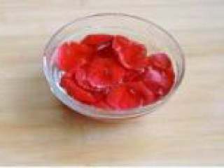 4、玫瑰丝饭,将玫瑰花瓣掰下，洗净，放入淡盐水中浸泡2小时。