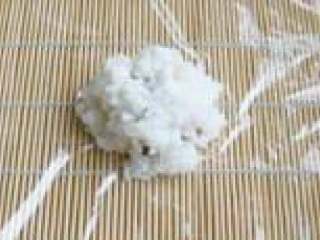 6、玫瑰丝饭,然用再放上一层糯米饭，用保鲜膜压实。