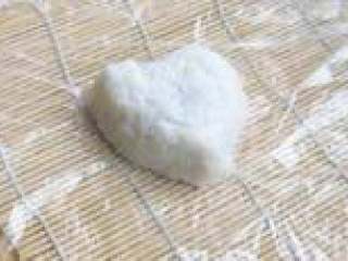 7、玫瑰丝饭,整出心形。