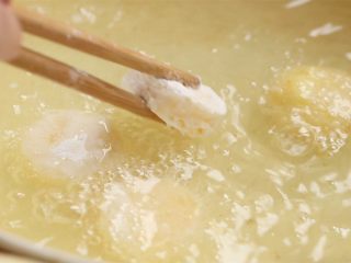8、脆皮日本豆腐,锅中加多些油，烧至六七成热，放入日本豆腐油炸，直至表面金黄表皮脆硬，捞出沥油备用。