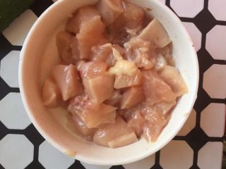 3、宫保鸡丁,鸡胸肉放白胡椒粉、料酒、一点淀粉抓匀腌10-15分钟