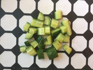 4、宫保鸡丁,黄瓜洗干净切丁