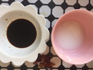 7、宫保鸡丁,酱汁提前调好、淀粉加水调成淀粉水